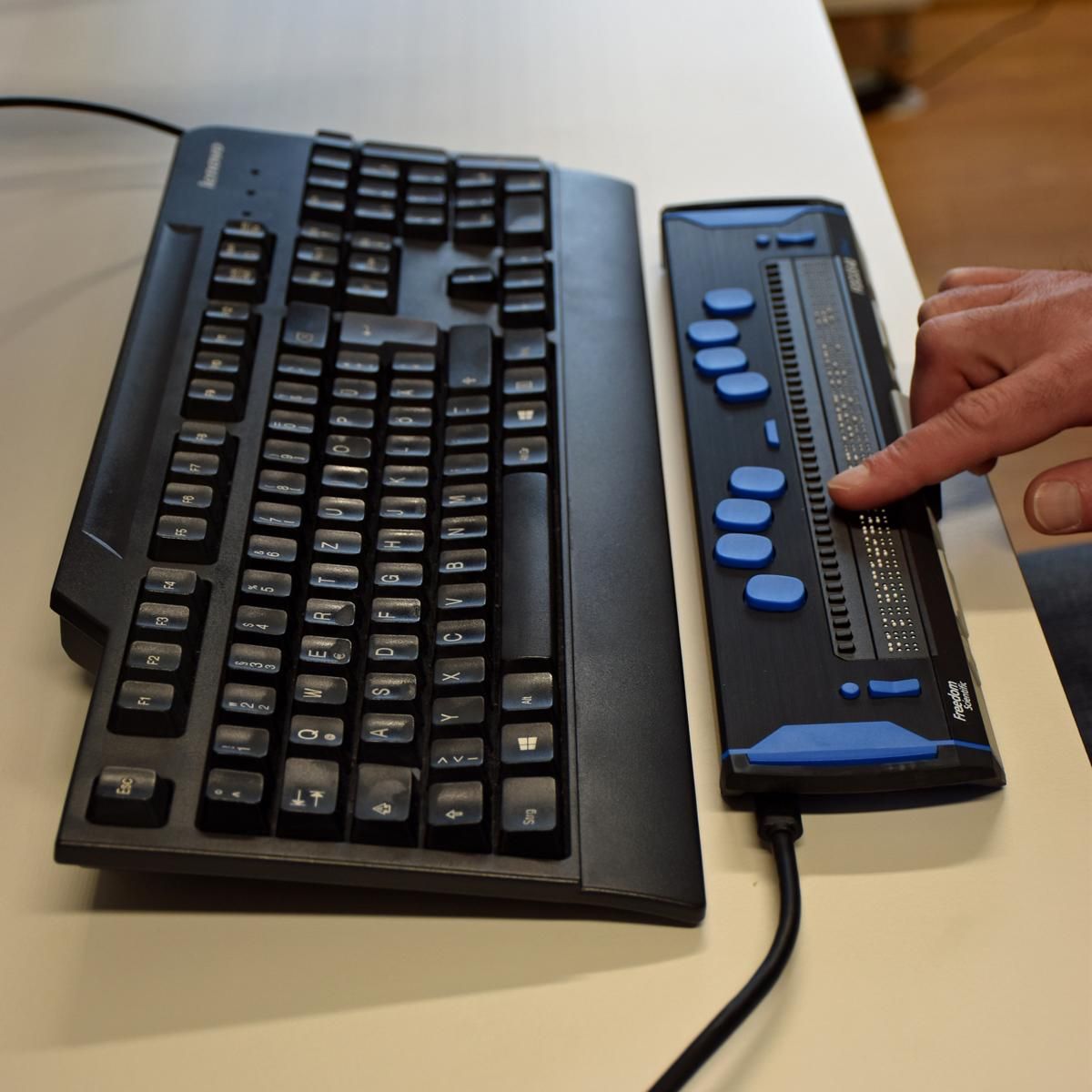 Mit Hilfe der Braillezeile wird der Bildschirmtext in Blindenschrift &uuml;bertragen und damit f&uuml;r blinde und sehbeeintr&auml;chtige Menschen lesbar gemacht, Foto: Land Tirol/Reichkendler