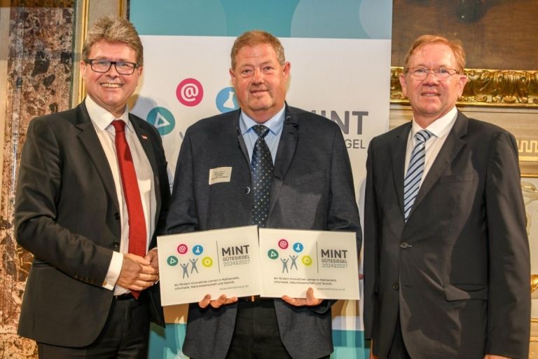 Schulcluster Defereggental mit MINT-G&uuml;tesiegel ausgezeichnet