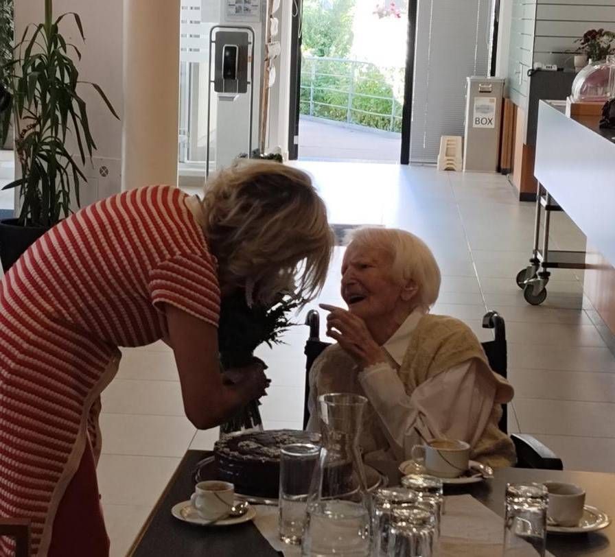 BMin Elisabeth Blanik &uuml;berreichte Elfriede Ortner pers&ouml;nlich einen Blumenstrau&szlig;. Bilder: Pircher