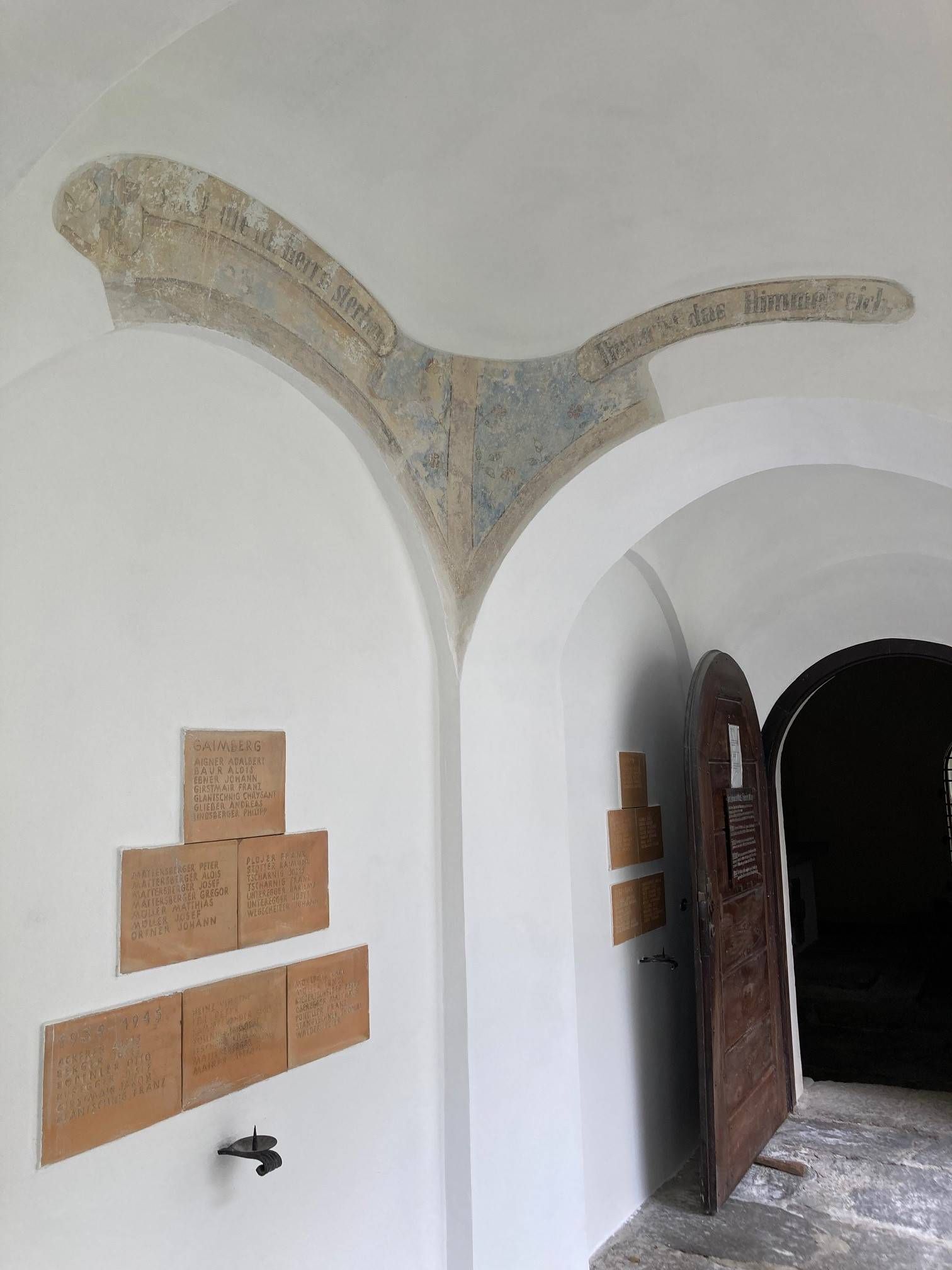 Bei der Restaurierung der Arkaden wurden zwei alte Fresken der urspr&uuml;nglichen Grab-Ausstattungen freigelegt und wieder sichtbar gemacht. Foto: Stangl