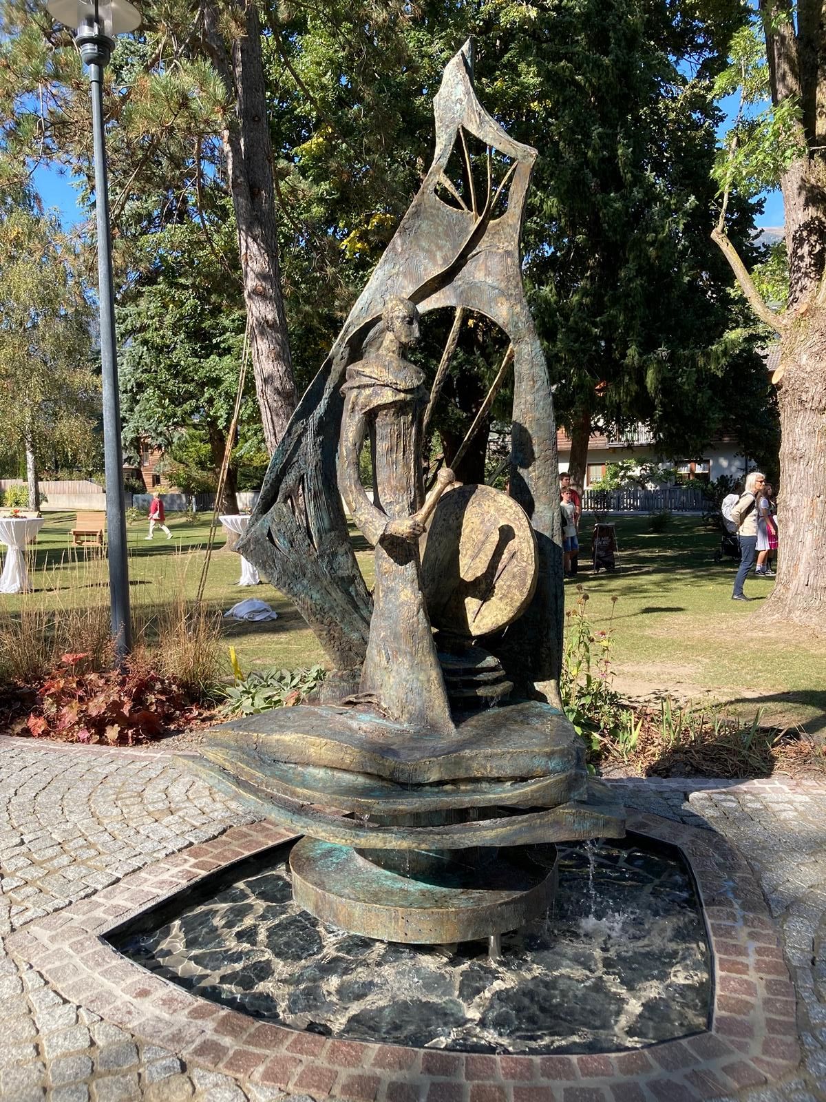 Brunnenskulptur "Der Trommler" auf der Tristacher Tratte. Foto: Stangl