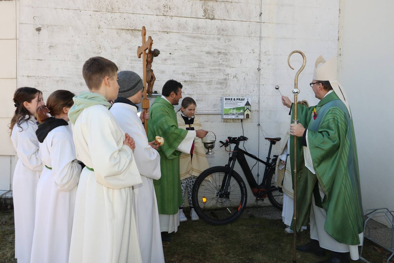 Der Bischof segnete auch die neue E-Bike-Ladestation der Pfarre. Foto: Pfarre Hl. Familie