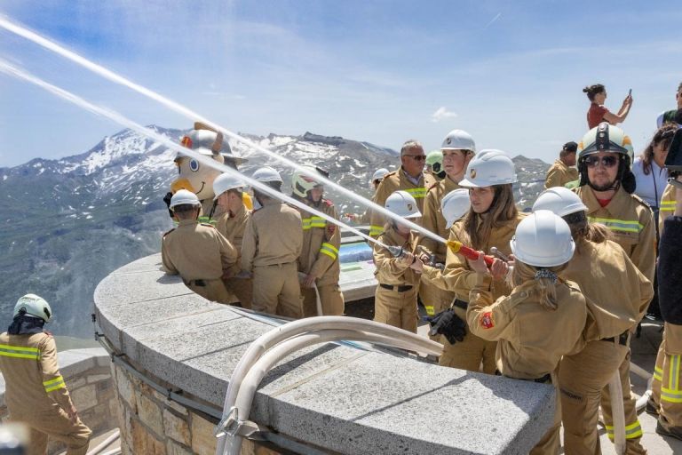 Weltrekord gebrochen: h&ouml;chste Feuerwehr-Schlauchleitung 