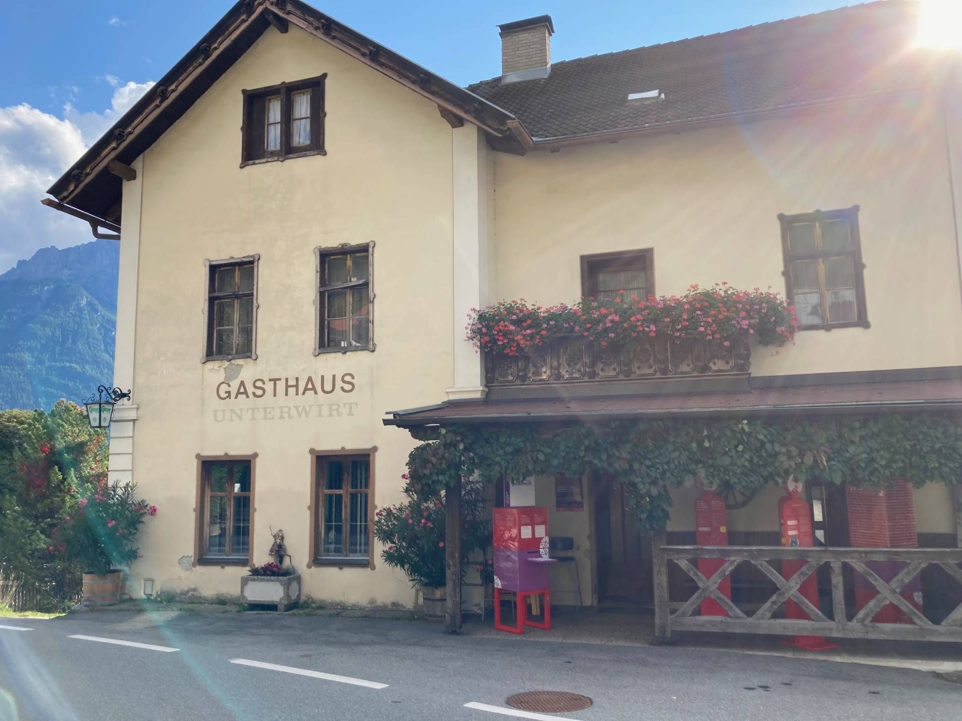 Die Ausstellung ist im ehemaligen Gasthaus Unterwirt im Dorfzentrum von D&ouml;lsach untergebracht. Foto: Stangl