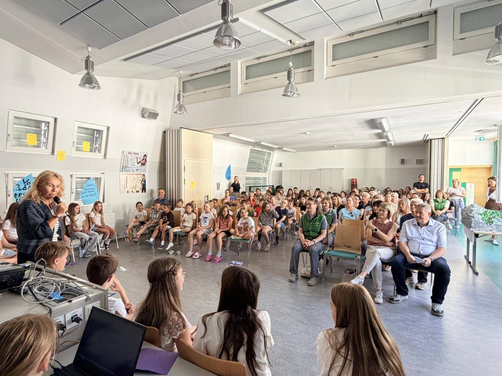 Ein vollgef&uuml;llter Veranstaltungssaal in der Nationalparkmittelschule Defereggental bei der Abschlusspr&auml;sentation des Forscherprojektes &bdquo;Rund um den Obersee&ldquo;.