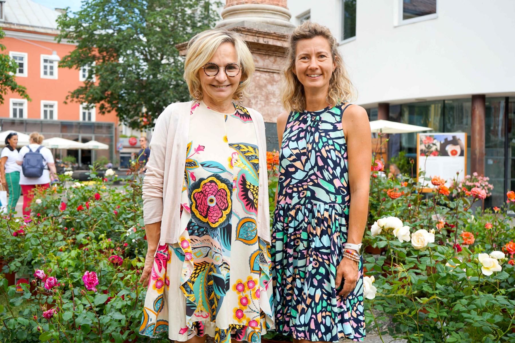 B&uuml;rgermeisterin Elisabeth Blanik (l.) mit Mitorganisatorin und G&auml;rtnerin Olivia Tschapeller, Fotos: Stadt Lienz/Bernd Lenzer