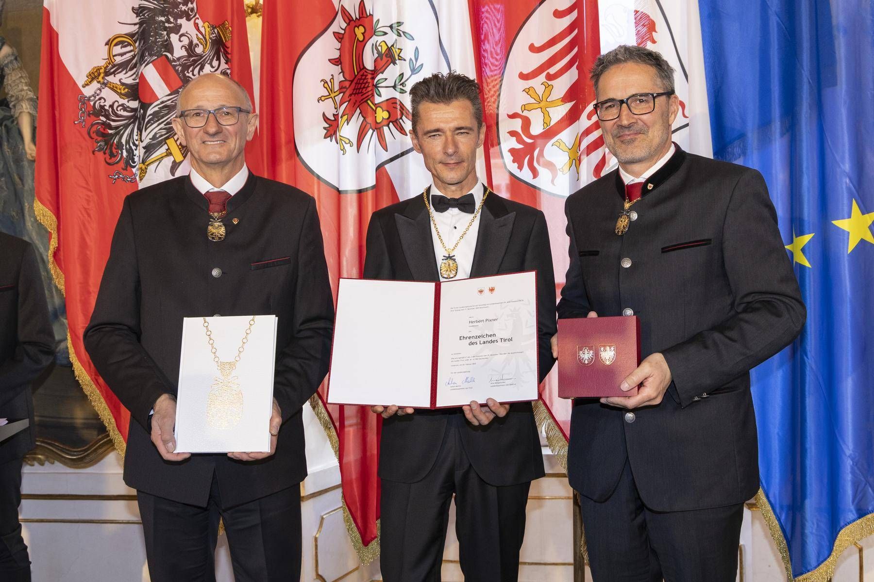 LH Anton Mattle und sein S&uuml;dtiroler Amtskollege Arno Kompatscher &uuml;berreichten Herbert Pixner, Musiker, Komponist und Musikproduzent, das Ehrenzeichen des Landes Tirol.   Foto: Land Tirol/Die Fotografen
