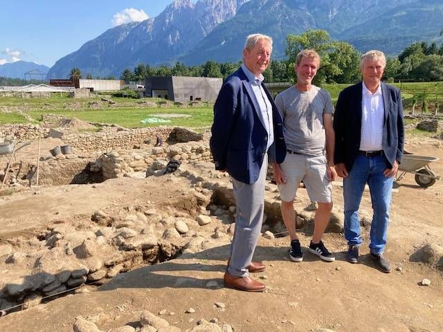 Leo Gomig (Obmann Curatorium pro Agunto), Grabungsleiter Martin Auer und der D&ouml;lsacher Alt-Bgm Josef Mair. Foto: Stangl