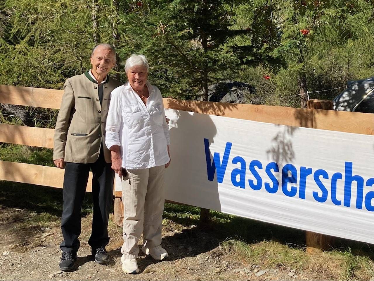 Wolfgang und Erika Retter mit dem Original-Transparent von 1976 f&uuml;r den Wasserschaupfad Umbalf&auml;lle. Foto: Stangl