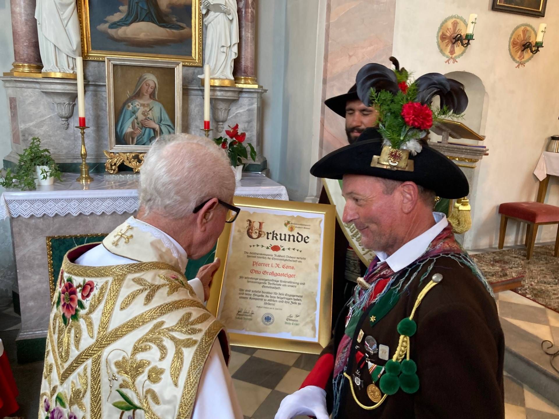 Die Sch&uuml;tzenkompanie ernannte Otto Gro&szlig;gasteiger zum Ehrenmitglied. Foto: Stangl