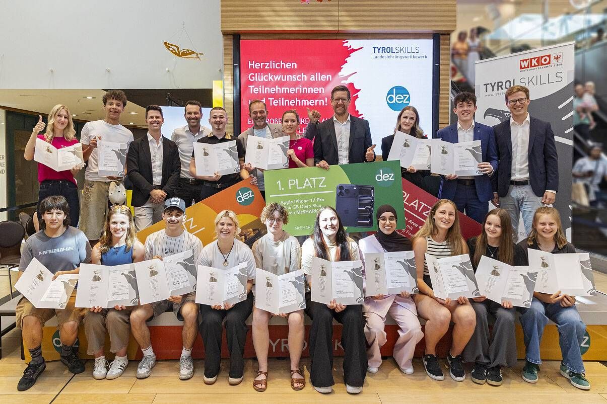 Die Teilnehmer:innen des TyrolSkills-Lehrlingswettbewerbs mit Organisator:innen, Sponsor:innen, Jury-Mitgliedern und Ehreng&auml;sten. Foto: WK Tirol / Die Fotografen
