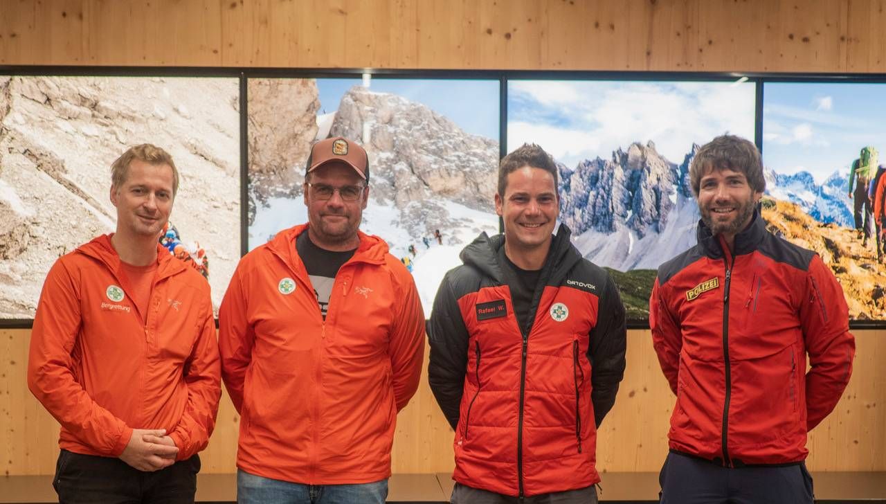 von links: Landesleiter Ekkehard Wimmer mit dem neugew&auml;hlten Bezirksleiter Michael Mu&szlig;hauser (Ortsstelle 
Lienz), Stellvertreter Rafael Walder (Ortsstelle Sillian) und Leiter der Alpinpolizei Osttirol Mathias Au&szlig;erdorfer 
Bild: Bergrettung Lienz