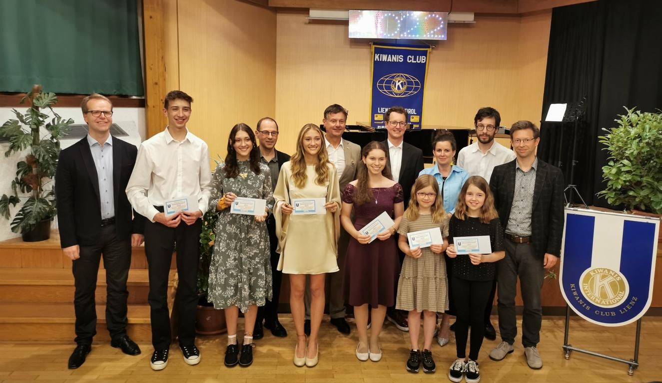 Die Preistr&auml;ger*innen mit ihren Lehrer*innen, Musikschulleitern und dem Kiwanis-Pr&auml;sidenten (in der Mitte)