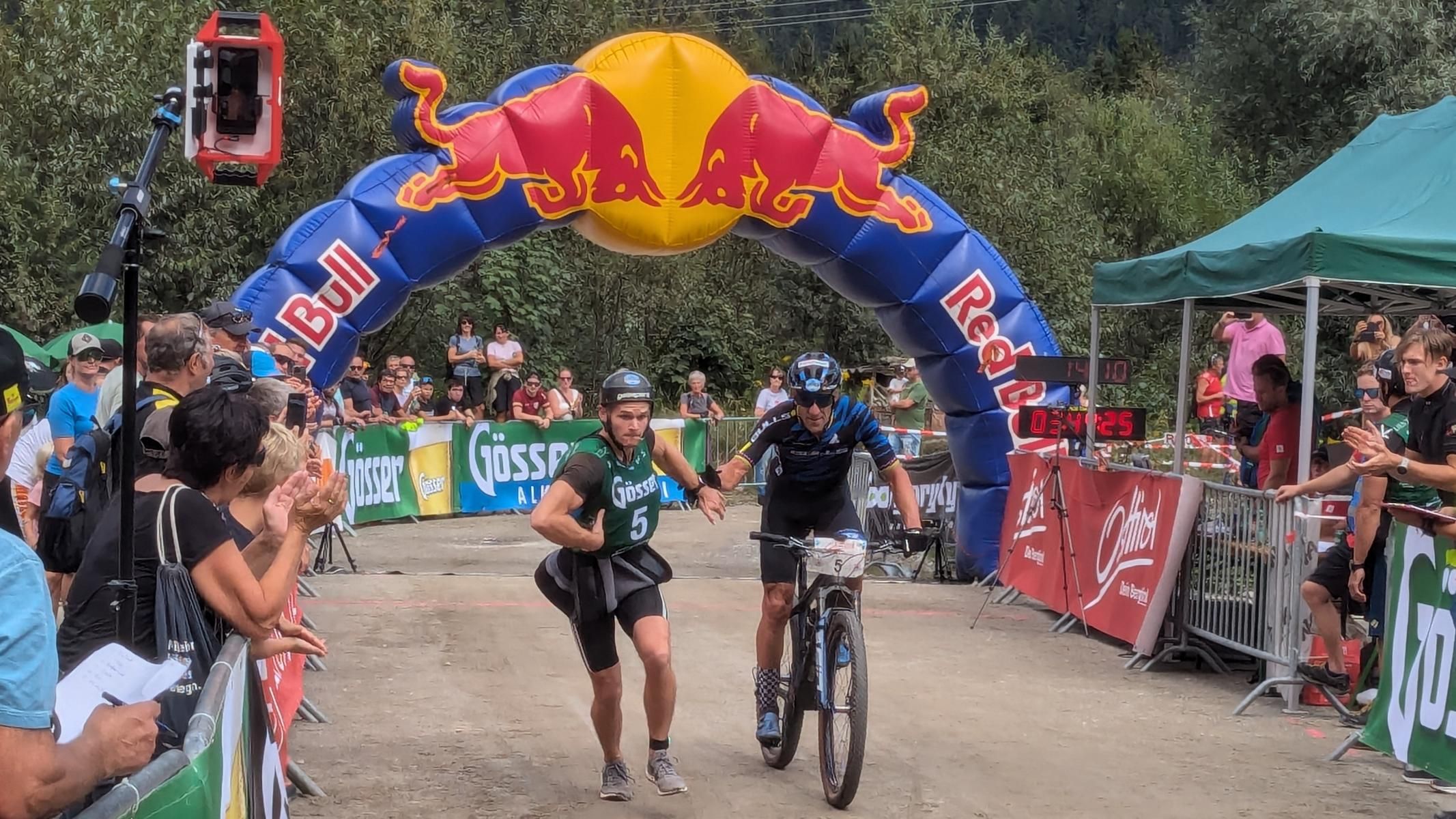 Biker Alban Lakata &uuml;bergibt an Kanute Tim Bremer. Foto: Knorr