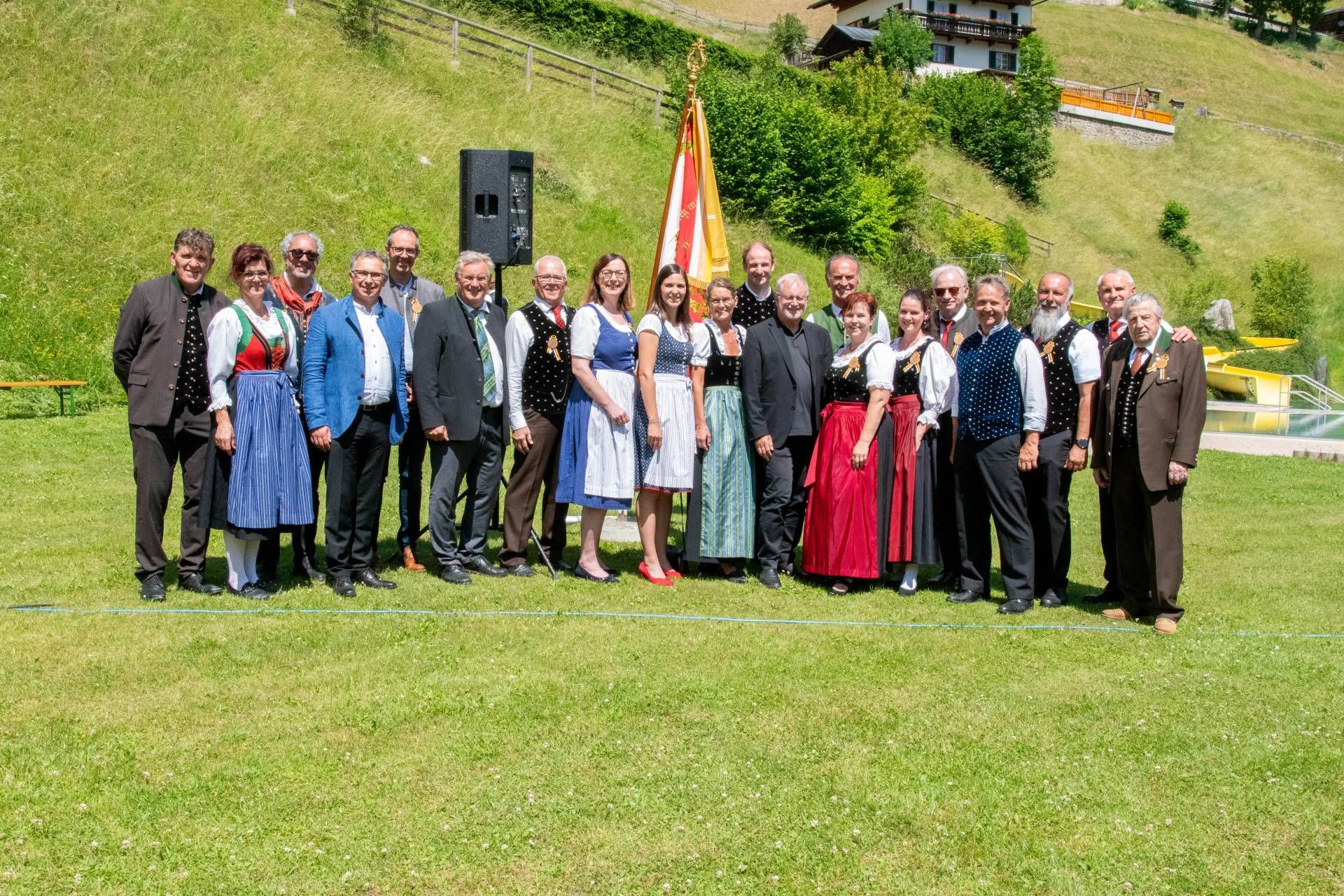 Viel Prominenz fand sich zum 83. &bdquo;Fest der Ch&ouml;re&ldquo; ein, darunter NA Gabriel Obernosterer, LA Christine Patterer, Bezirkshauptmann Heinz Pansi, Bgm. Bernhard Knotz, Musikratsvorsitzender Christoph M&ouml;rtl, Gauobfrau Andrea Guggenberger, Ehrengauobmann Peter Krall und Ehrenmitglied des Gemischten Chores Liesing, Stefan Unter&uuml;berbacher.
