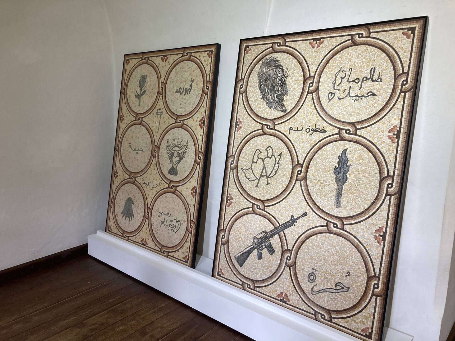Zeitgen&ouml;ssisches Mosaik mit Tattoo-Motiven  von jungen Gefl&uuml;chteten. Foto: Stangl