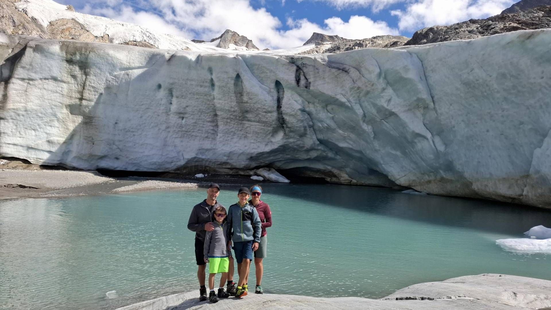 Florian und seine Familie am Ziel der letzten Iseltrail-Etappe, am Gletschertor. Foto: privat