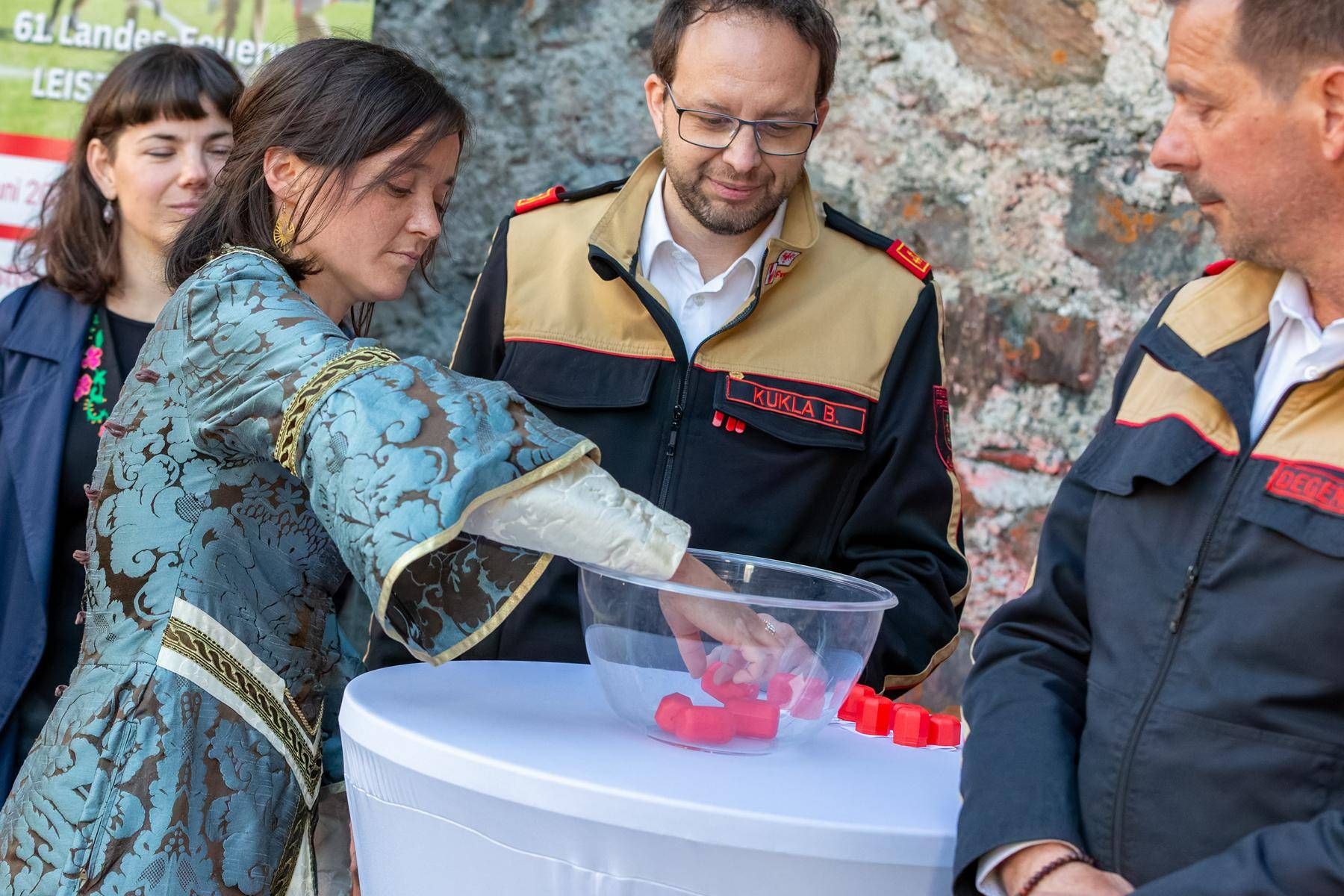 "Gl&uuml;cksfee" Julia Walder zieht die Paarungen f&uuml;r den FireCup. Foto: Toni Au&szlig;erlechner
