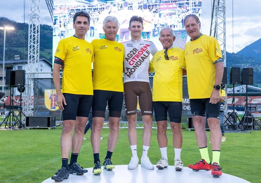 Felix Gall (Mitte) mit Ex-Radsportlern Thomas Rohregger, Helmut Wechselberger, Wolfgang Steinmayr und Ski-Legende Franz Klammer im Aguntstadion Debant. Foto: Expa/Groder