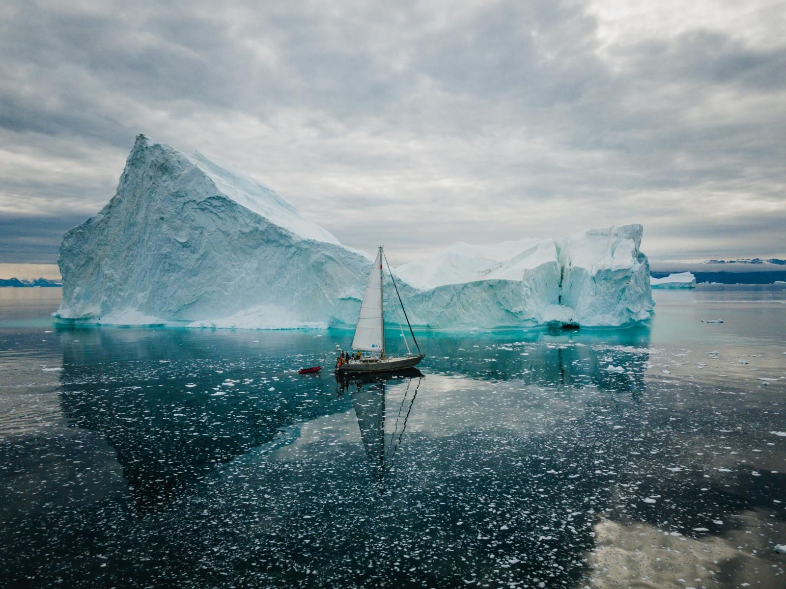 Das Segelboot im Polarmeer. Foto: Ramona Waldner