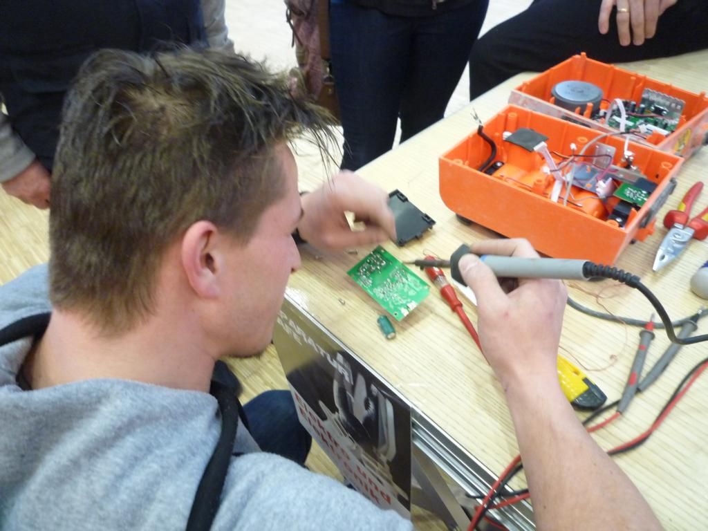 Das ehrenamtliche Reparaturteam freut sich auf viele BesucherInnen in Sillian. Foto: Miteinand in Sillian