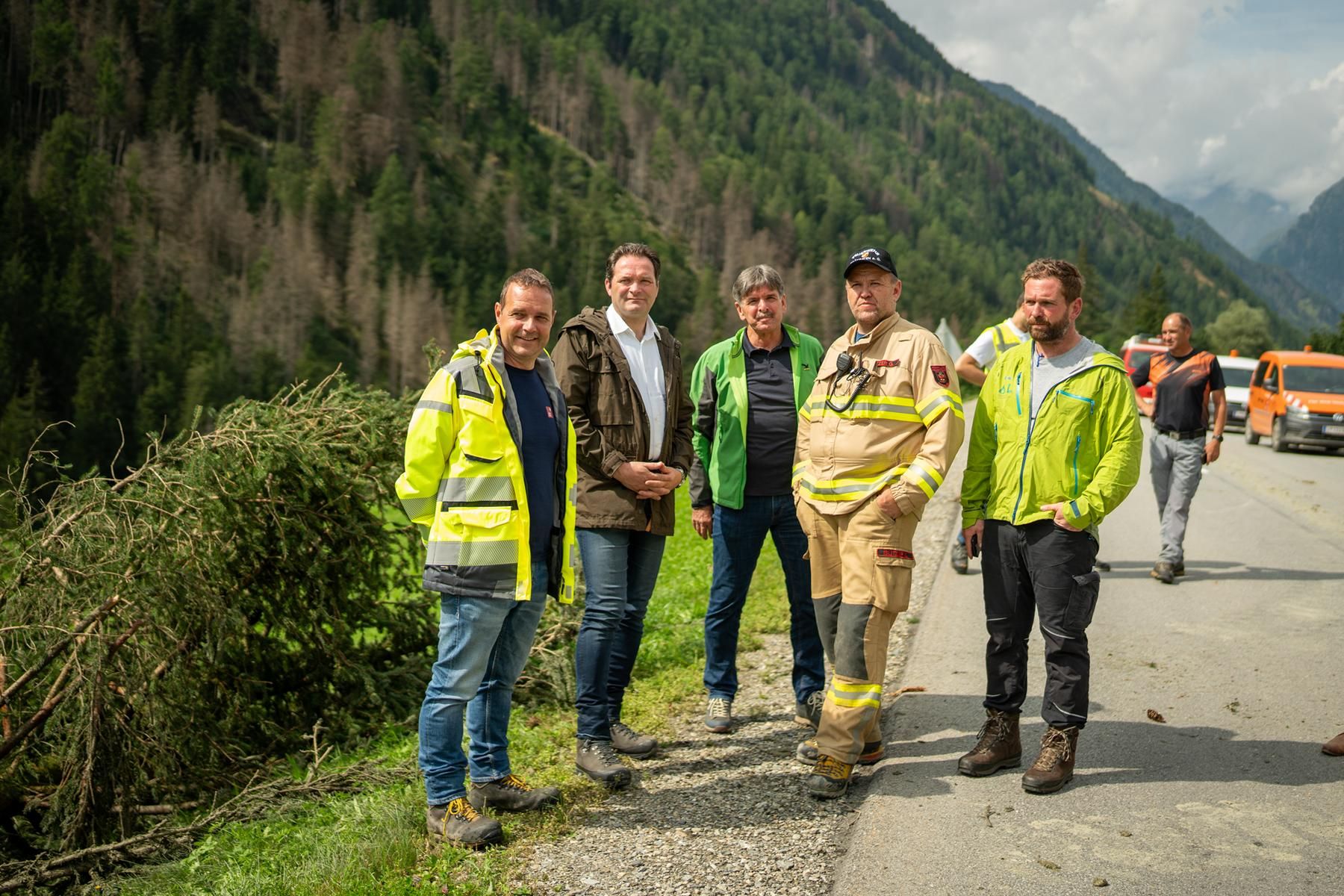 Beim Lokalaugenschein: v.li.: BBA-Leiter Johannes Nemmert, BM Norbert Totschnig, Bgm Dietmar Ruggenthaer (Virgen), Bgm Gottfried Islitzer (Pr&auml;graten), Hanspeter Pussnig (Wildbach- und Lawinenverbauung). Foto: BML
