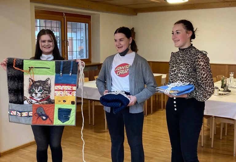 Sch&uuml;lerinnen der LLA n&auml;hten f&uuml;r demente Menschen 