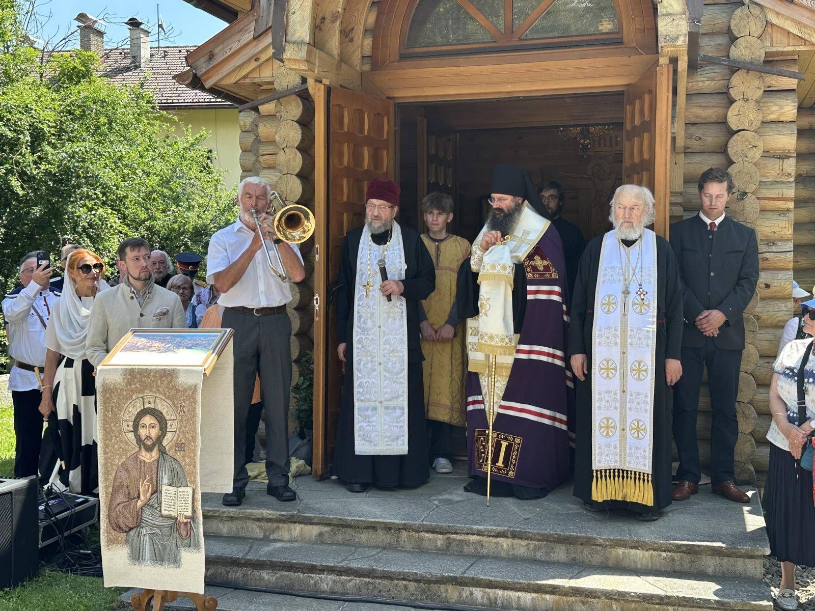 von links: Hans Hecht , Evang. Pfarrer i.R. (Posaune), Erzpriester Dr. Georg Kobro (Russ. Orthodoxer Priester f&uuml;r die Lienzer Gemeinde und Kosakenmuseum), sein Ministrant Jonas, Erzbischof Hiob aus Stuttgart, Hr. Tolstoi. Foto: Kirchmair/OBat