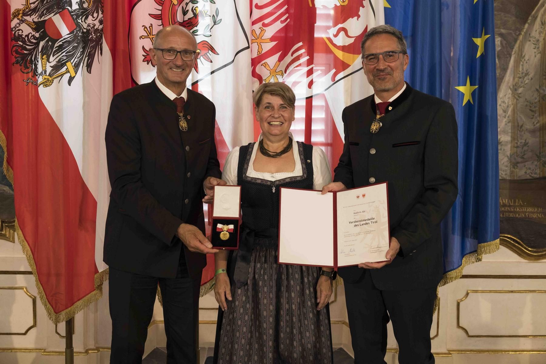Kathrin Abl aus Nikolsdorf wurde mit der Verdienstmedaille f&uuml;r Verdienste um die Heim- und Altenpflege ausgezeichnet. Foto: Land Tirol/Sedlak