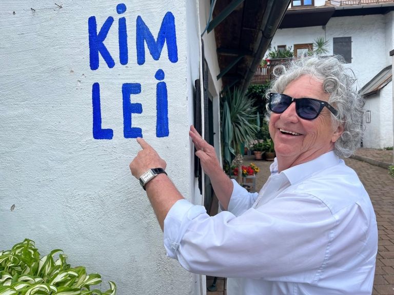 Hans Salcher zeigt &bdquo;Sonnengelb&ldquo; im Pichlerhof