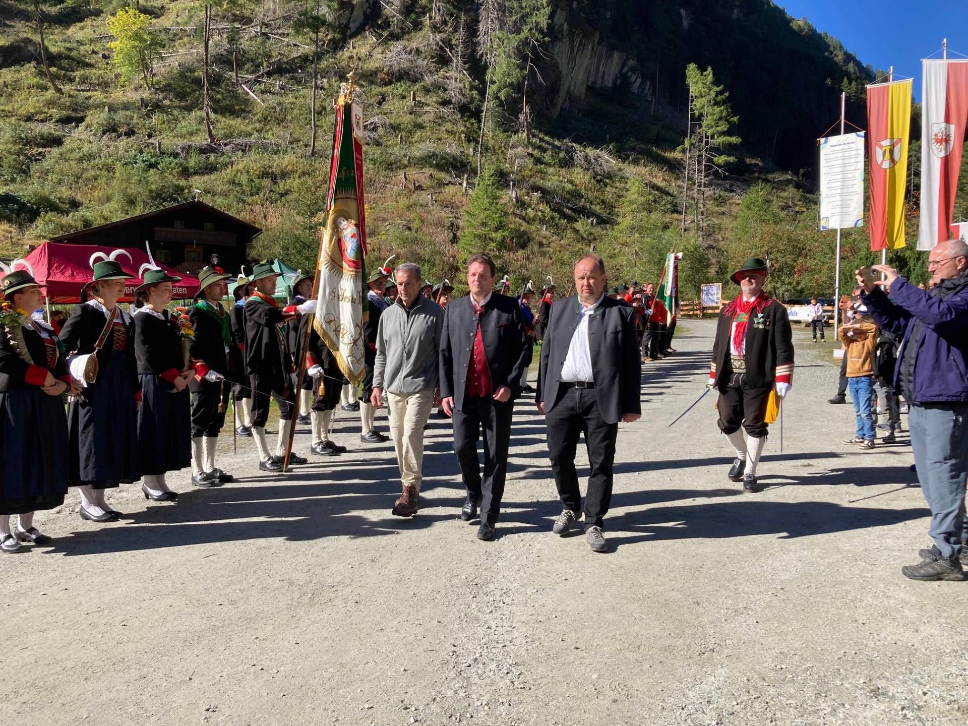 Das Iselfest bei der Islitzeralm wurde mit einem landes&uuml;blichen Empfang er&ouml;ffnet. Foto: Stangl