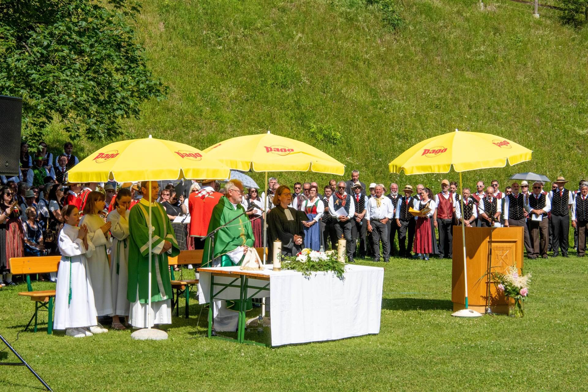 Den Auftakt bildete ein &Ouml;kumenischer Gottesdienst in der Kultur- und Freizeitanlage Liesing mit Pfarrer Ernst Windbichler, der Evangelischen Pfarrerin Veronika Ambrosch und Diakon Josef Soukup. Umrahmt wurde die kirchliche Feier von den Bl&auml;sern der Trachtenkapelle Liesing und &uuml;ber 400 S&auml;ngern aus der Karnischen Chorregion.