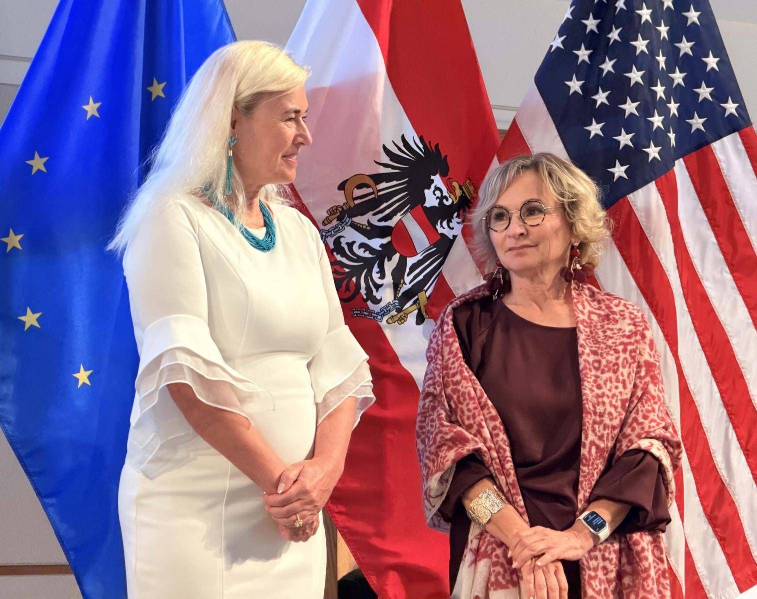 Botschafterin Petra Schneebauer (links) und B&uuml;rgermeisterin Elisabeth Blanik (rechts) beim Empfang in der &Ouml;sterreichischen Botschaft in Washington DC, 17. September 2026
Foto: &Ouml;sterreichische Botschaft Washington / Austrian Embassy Washington