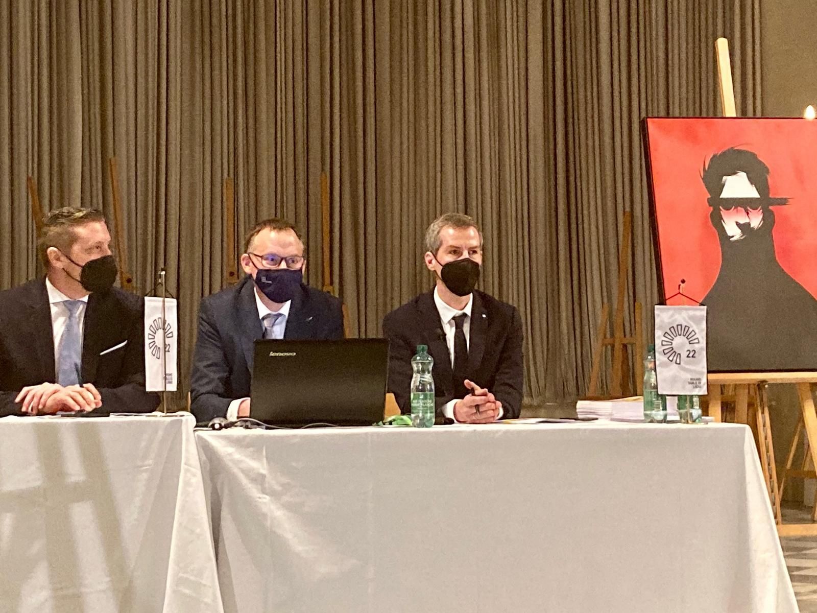 Christian Steininger, Klemens Kreuzer, Matthias Dapra neben einem Werk von GOLIF, Foto: Brugger