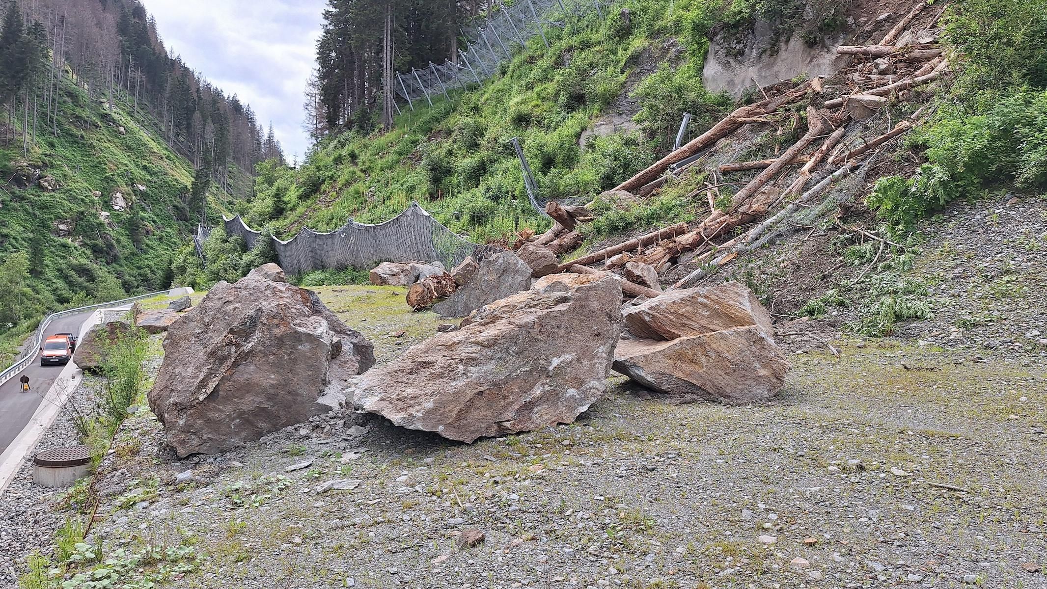 Die Felsbrocken waren bis zu f&uuml;nf Kubikmeter gro&szlig; und 13 Tonnen schwer. Foto:  Land Tirol