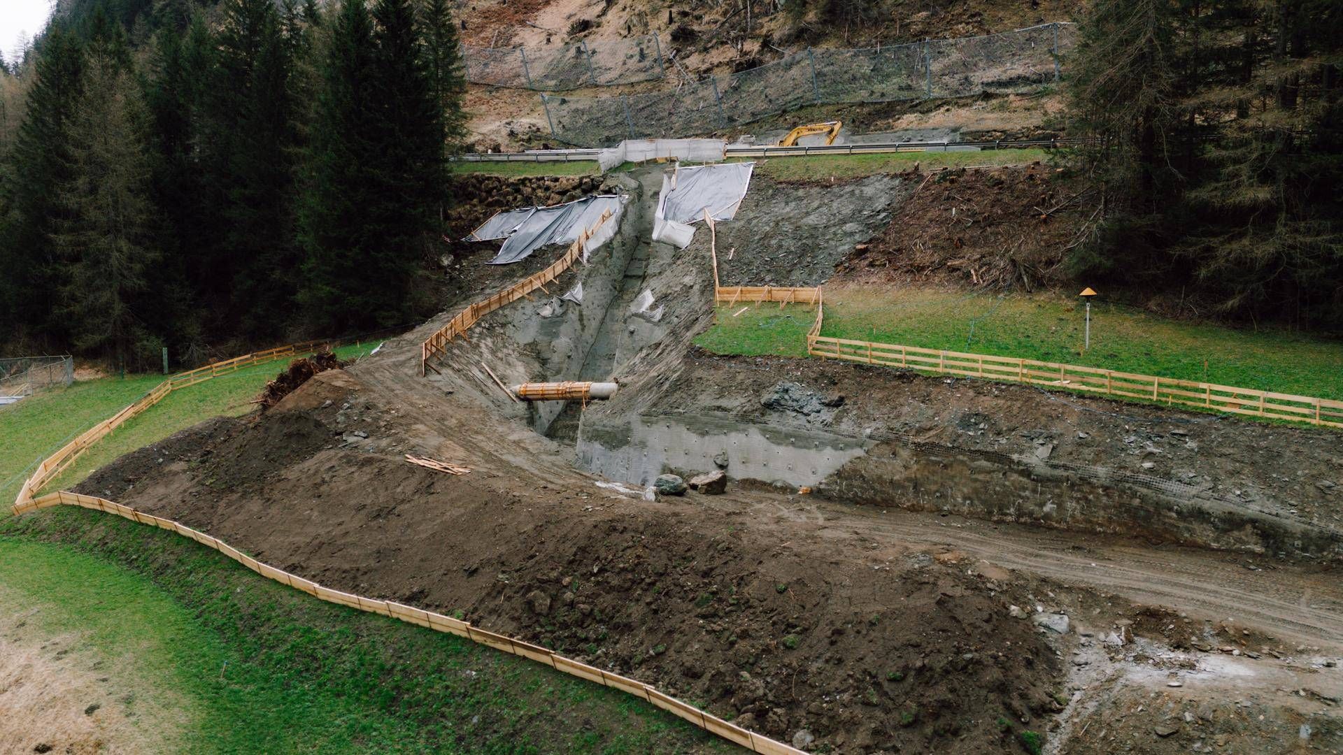 Die Transalpine &Ouml;lleitung wurde freigelegt, damit die Druckrohrleitung unterquert werden konnte.