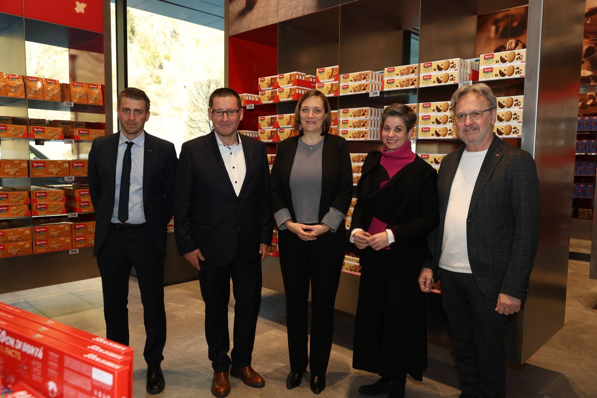 Alexander Eisath, Gesch&auml;ftsf&uuml;hrung Loacker Caf&eacute; Heinfels, Ulrich Zuenelli, Verwaltungsratspr&auml;sident der Loacker AG, Tinneke Gies, Gesch&auml;ftsf&uuml;hrung der A. Loacker Konfekt GmbH Heinfels, Michaela Hysek-Unterweger, Obfrau Wirtschaftskammer Lienz, Georg Hofmann, B&uuml;rgermeister Heinfels.