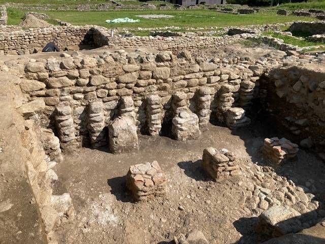 Die freigelegten Mauerreste werden nun wieder zugesch&uuml;ttet. Foto: Stangl