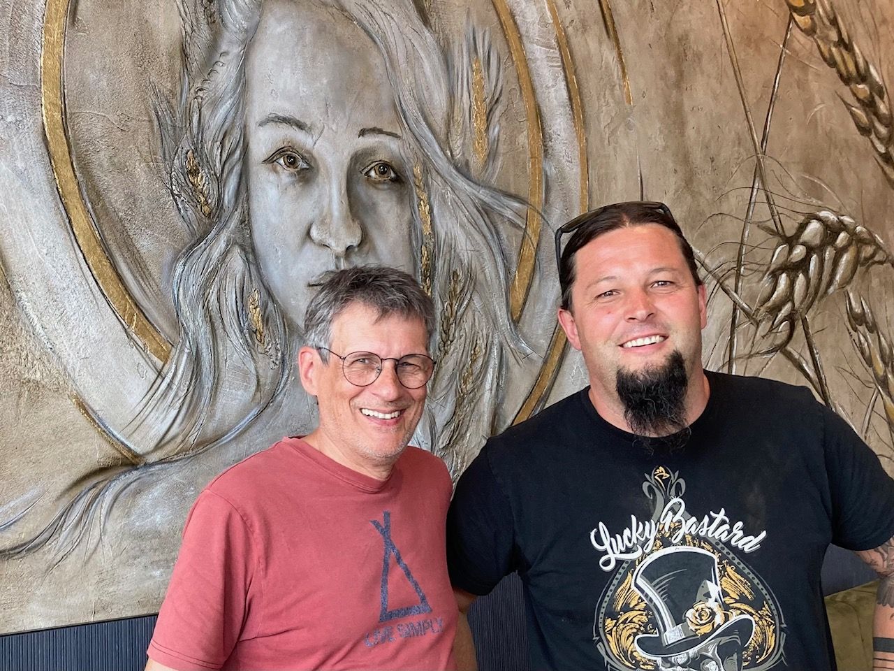 B&auml;ckermeister Ernst Joast und Bildhauer Michael Lang vor der Fruchtbarkeitsg&ouml;ttin, die &Auml;hnlichkeit mit der Tocher des B&auml;ckermeisters hat. Foto: Stangl