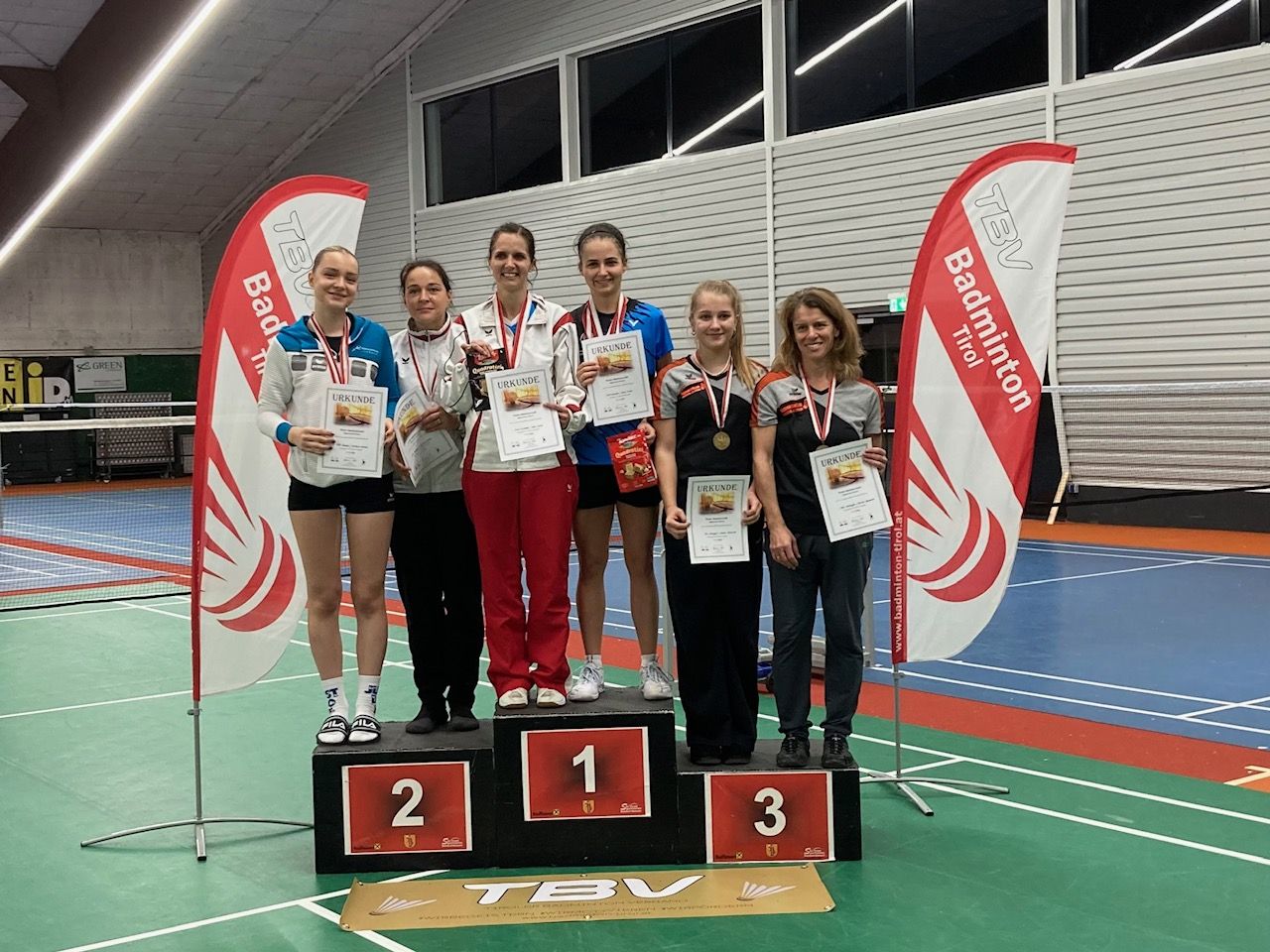 Siegespodest Damen Doppel (Sieg f&uuml;r das Duo Irina Olsacher SV Nu&szlig;dorf-Debant und Karin Mayer vom BC Jenbach), Foto. Stangl