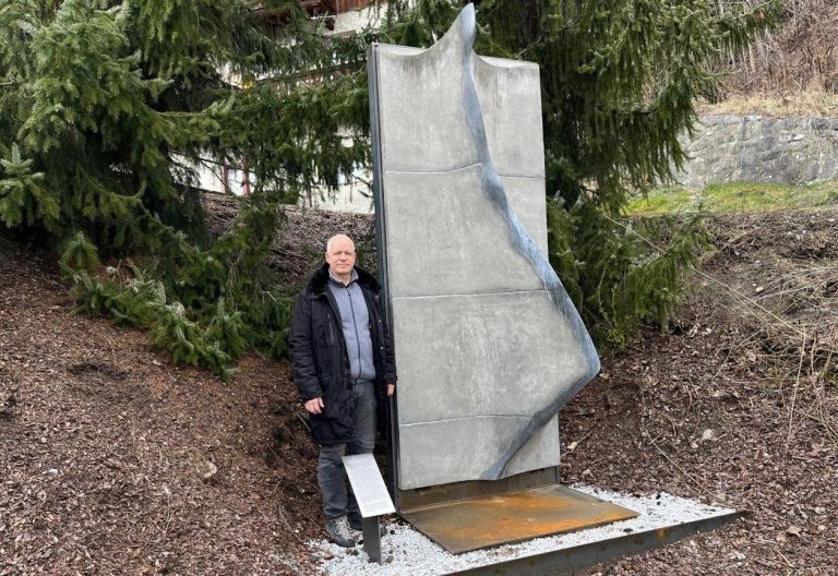 Skulptur von Fritz Tiefenthaler am Matreier Friedhof