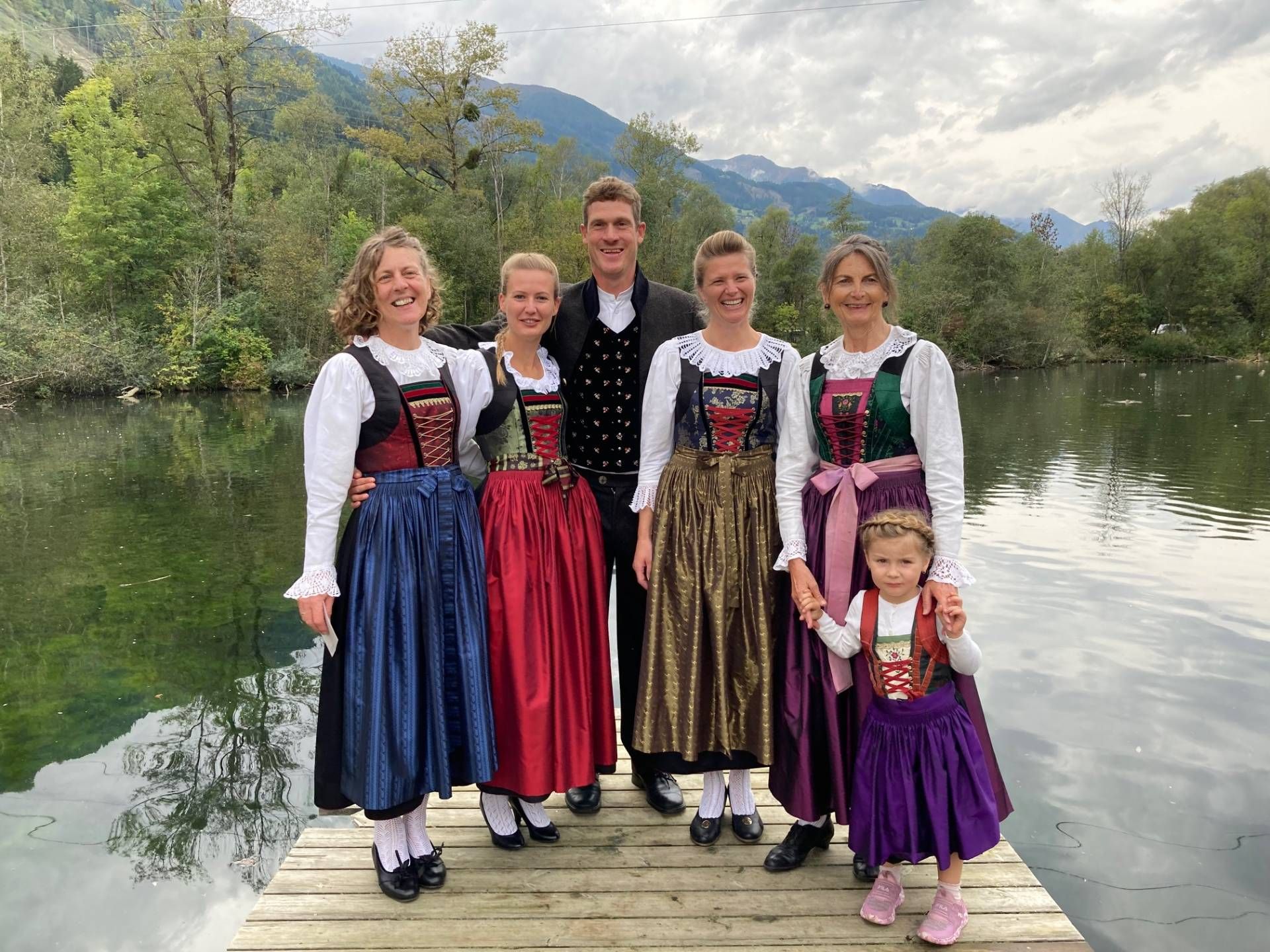Schneidermeisterin Marianna Oberdorfer (rechts im Bild mit ihren "Models") pr&auml;sentierte Iseltaler Trachten. Foto: Stangl