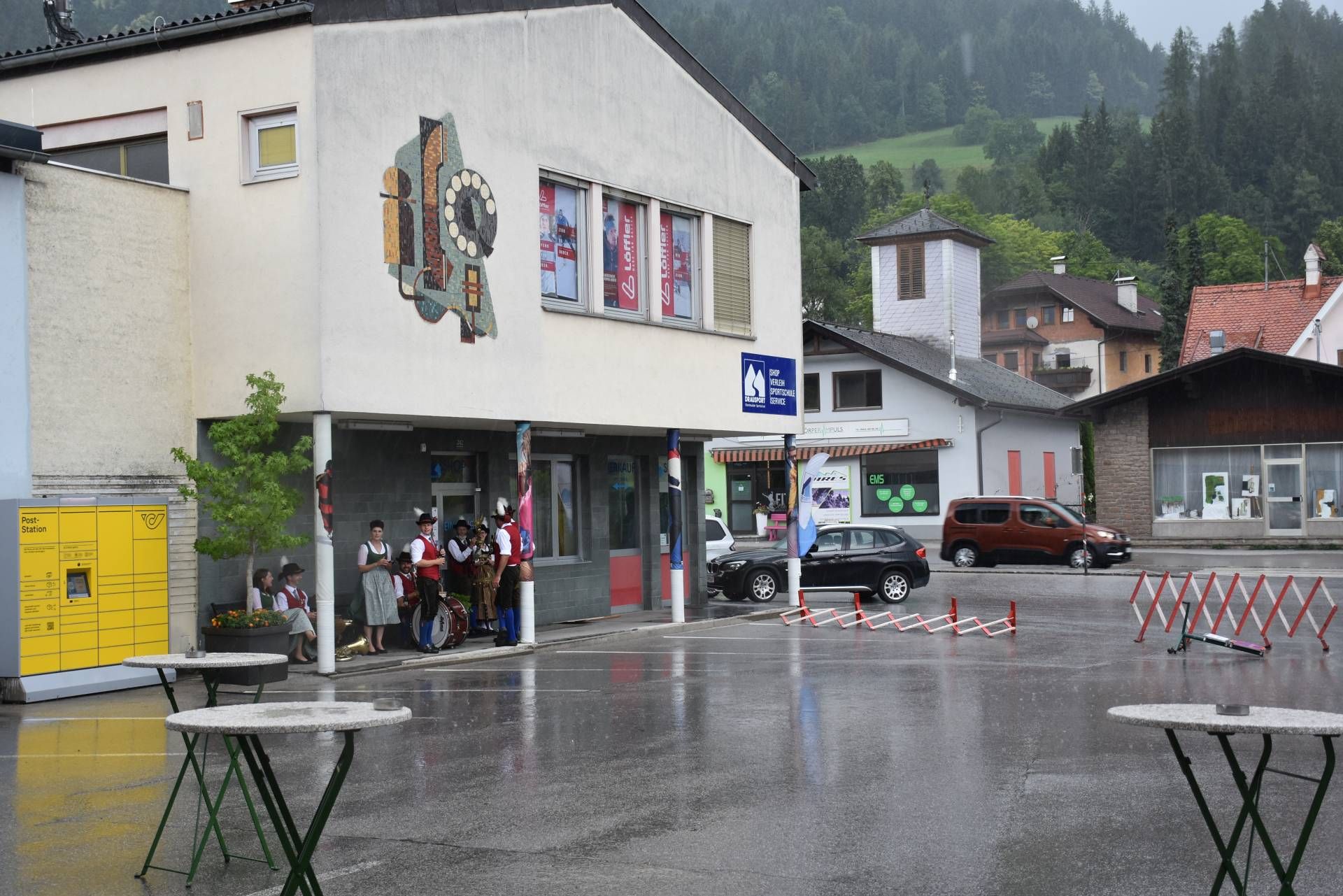 Sturm, Starkregen und Hagel - die Berger Musikanten nahmen es mit Humor und machten das Beste aus der Situation.
