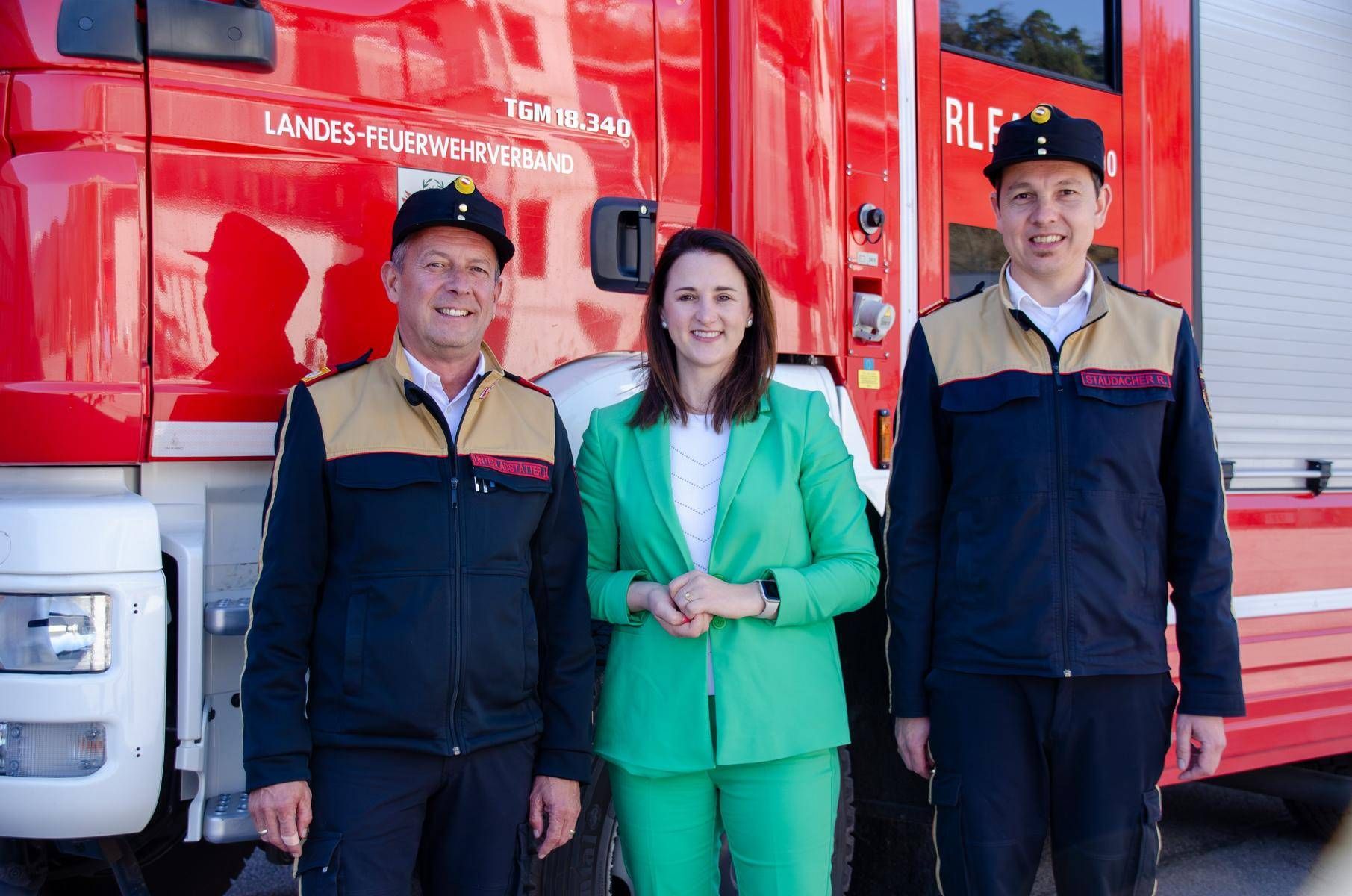 v.li.: Landesfeuerwehrkommandant Jakob Unterladst&auml;tter, Sicherheitslandesr&auml;tin Astrid Mair und Landesfeuerwehrinspektor Rene Staudacher. Foto: LFV/Wegscheider