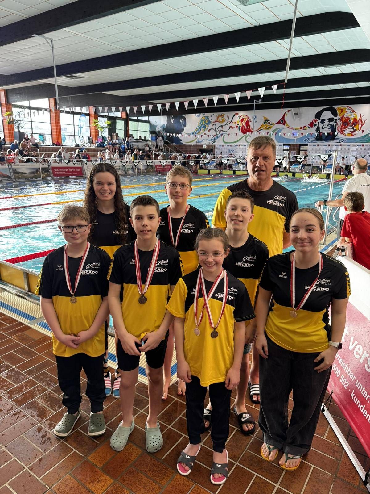 v.li Jonas Schneider-Kjaergard, Leonie Hauser, Lorenz Gomille, Paul Senfter, Julia Salcher, Jonas Gomille, Trainer Pepi Mair und Anna Nemmert.