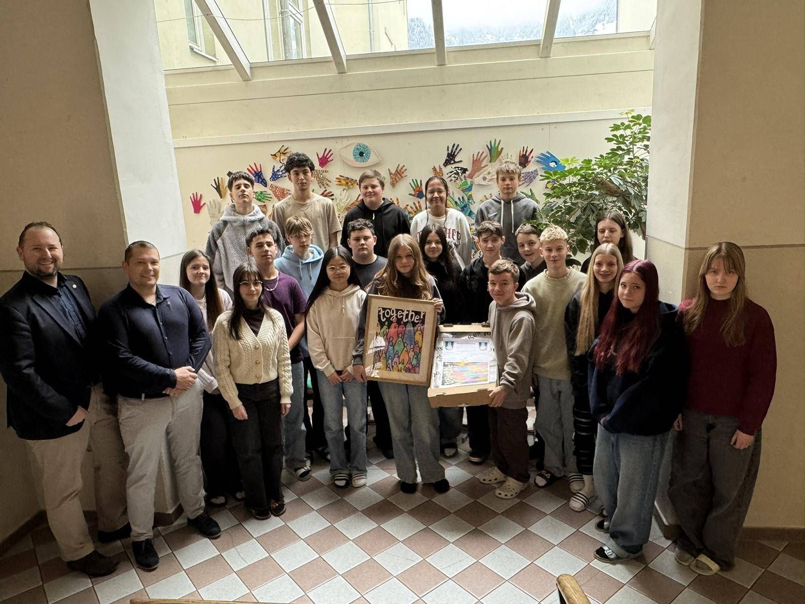 Die 4a aus der MS Egger-Lienz freut sich &uuml;ber 100 Euro f&uuml;r ihre Klassenkasse.