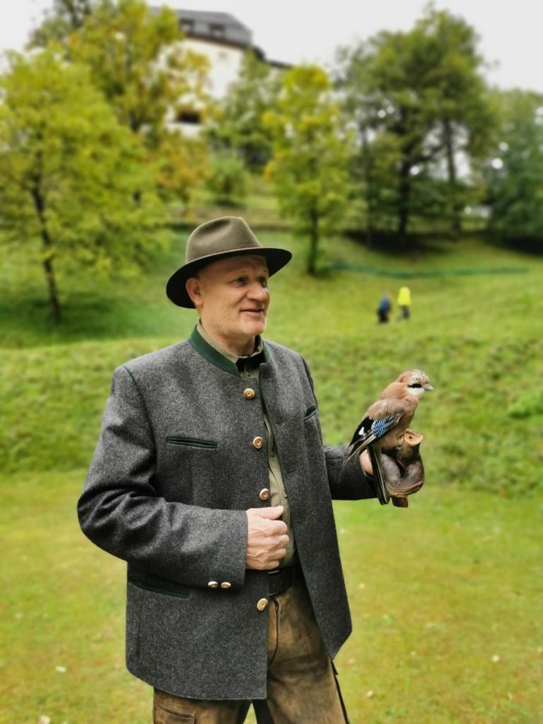 Bezirksj&auml;germeister Hans Winkler mit pr&auml;pariertem Eichelh&auml;her, Foto: Artinger
