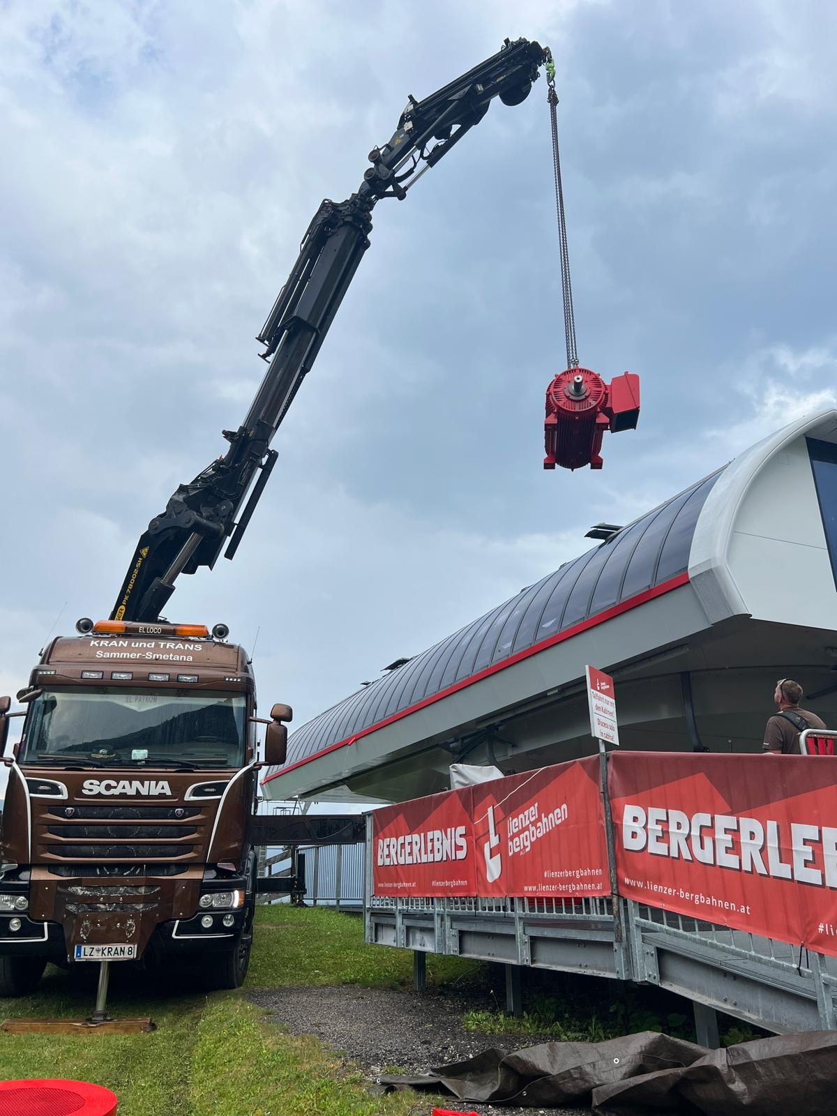 Der Motor wurde von oben &uuml;ber das ge&ouml;ffnete Dach der Bergstation Moosalm in den Maschinenraum gehoben. Foto: Lienzer BB