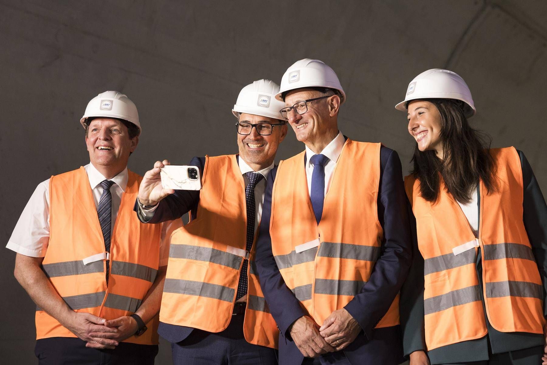 Momente, die auch am eigenen Smartphone festgehalten werden (v.li.): LR Ren&eacute; Zumtobel, S&uuml;dtirols LH Arno Kompatscher, LH Anton Mattle und EU-Abgeordnete Sophia Kircher. Foto: Land Tirol/Sedlak