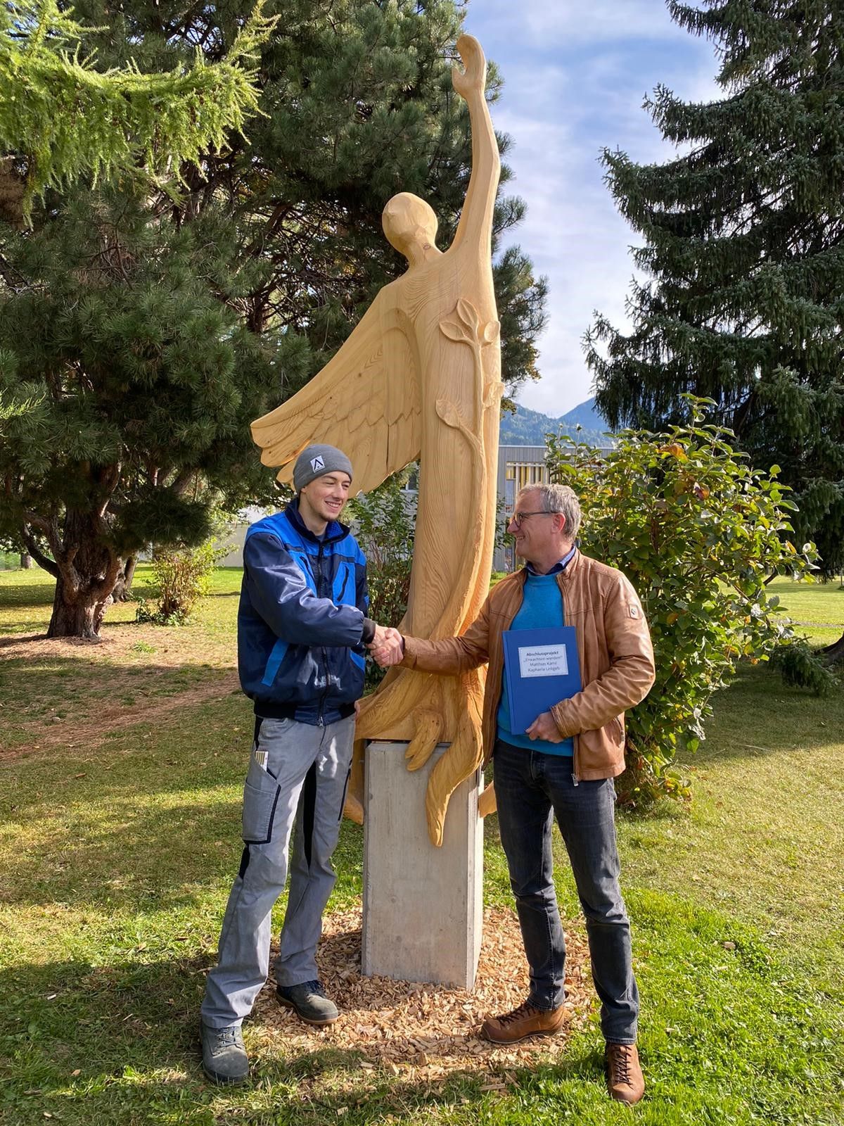 &Uuml;bergabe der Skulptur im SOS-Kinderdorf Nu&szlig;dorf-Debant. Foto: SOS Kinderdorf